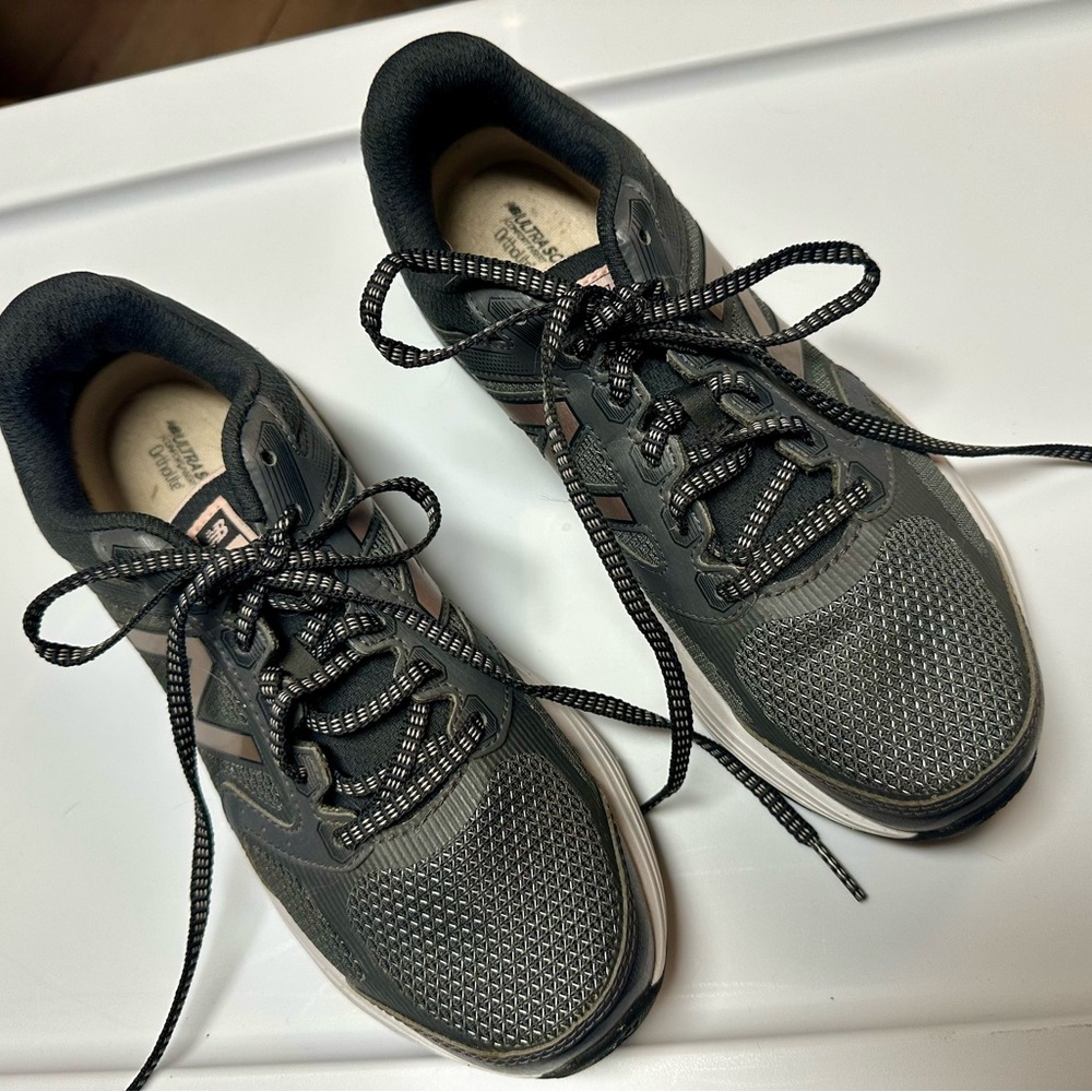 New Balance Women’s 560 Tech Ride Sneakers Grey Pink Size 8.5 EUC HIKING WALKING